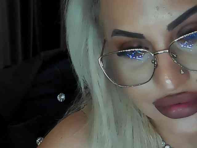 lovelyblondyx webcam