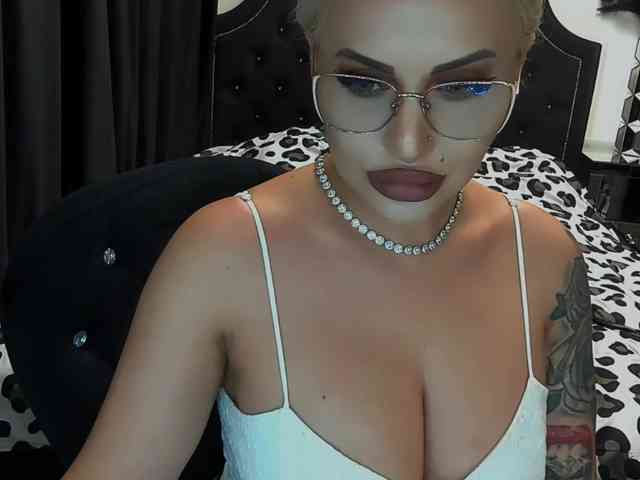 lovelyblondyx webcam