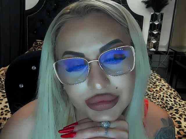 lovelyblondyx webcam
