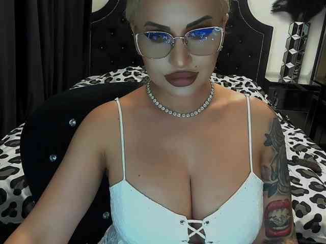 lovelyblondyx webcam
