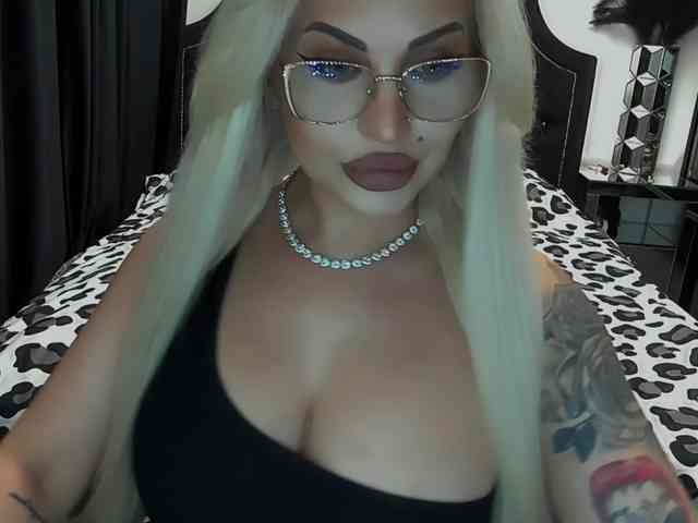 lovelyblondyx webcam