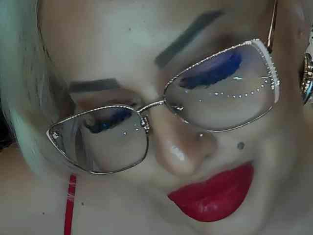 lovelyblondyx webcam
