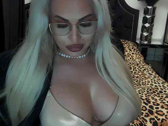 lovelyblondyx webcam