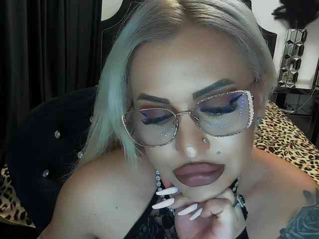 lovelyblondyx