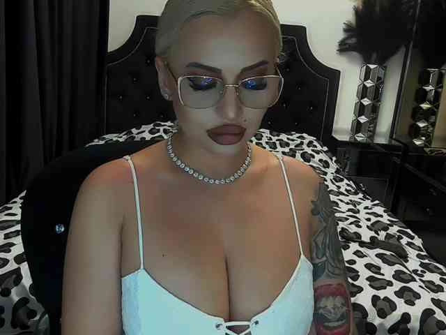 lovelyblondyx