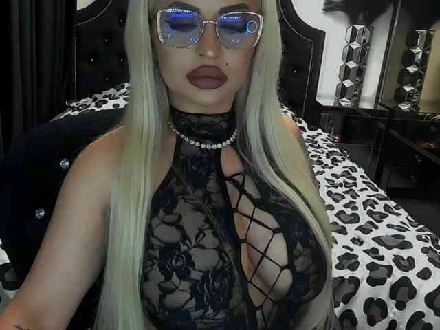 lovelyblondyx webcam