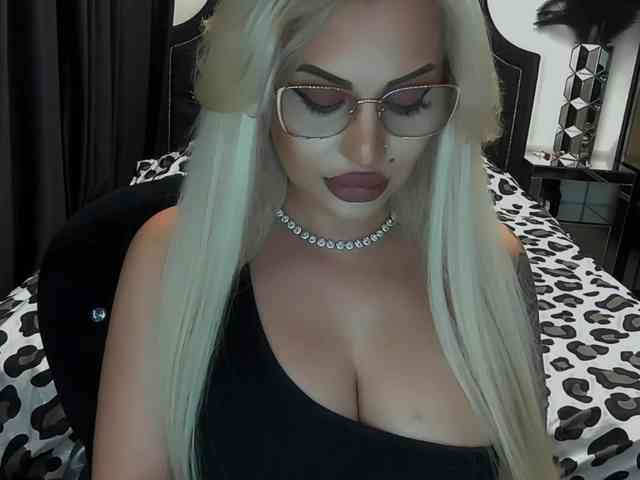 lovelyblondyx webcam