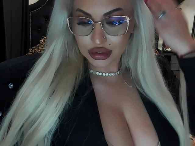 lovelyblondyx webcam