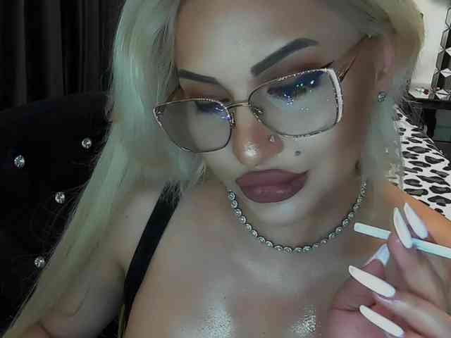 lovelyblondyx webcam