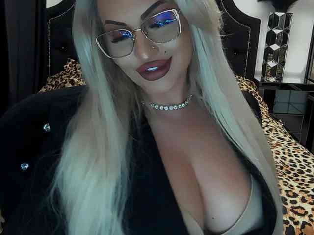 lovelyblondyx webcam