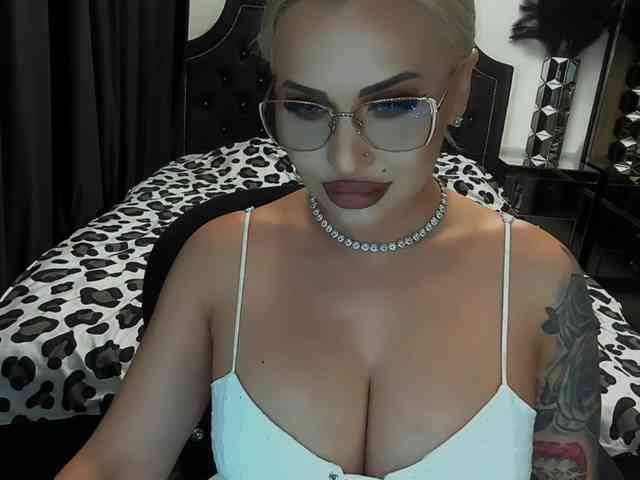 lovelyblondyx