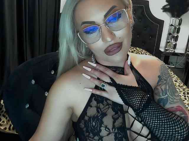 lovelyblondyx webcam