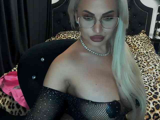 lovelyblondyx webcam