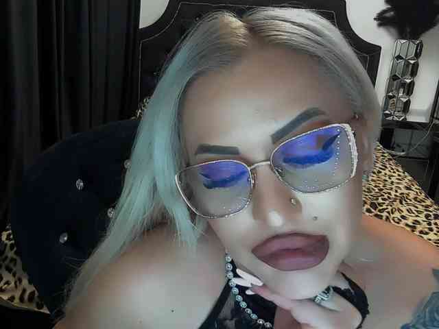lovelyblondyx webcam