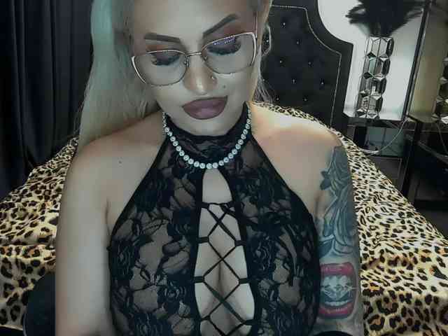 lovelyblondyx webcam