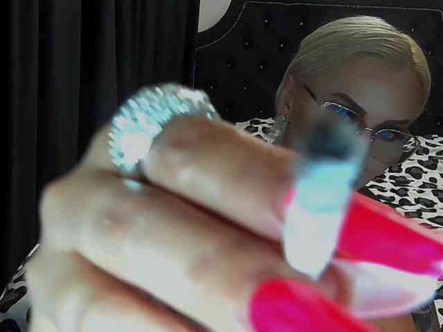lovelyblondyx webcam