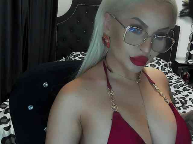 lovelyblondyx webcam