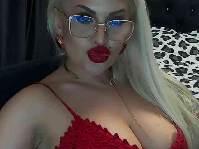 lovelyblondyx webcam