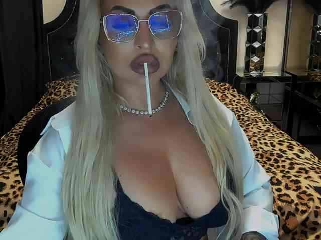 lovelyblondyx webcam