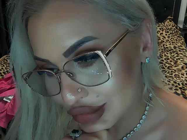 lovelyblondyx webcam
