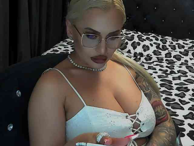 lovelyblondyx webcam