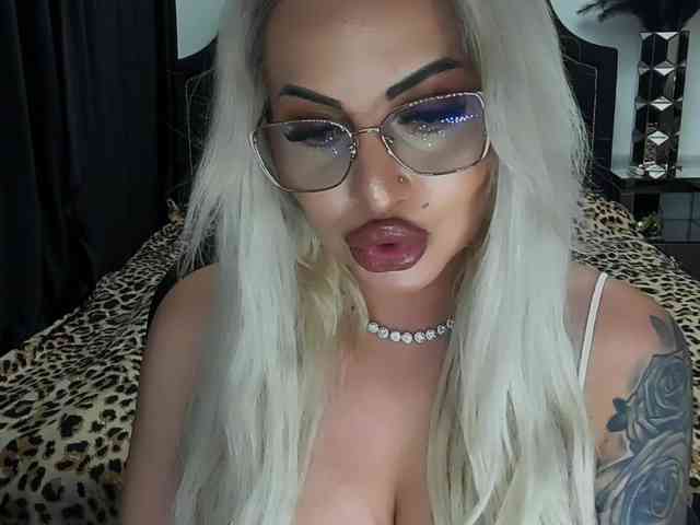lovelyblondyx