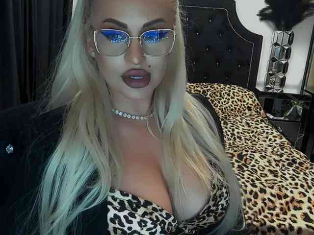 lovelyblondyx webcam