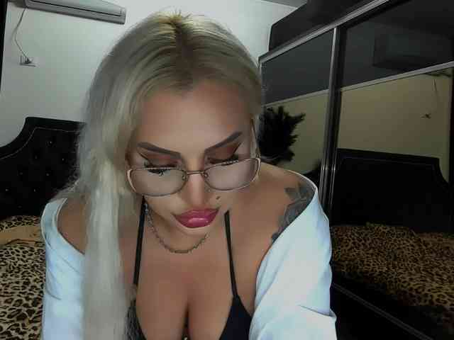 lovelyblondyx
