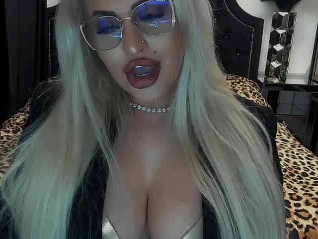 lovelyblondyx webcam