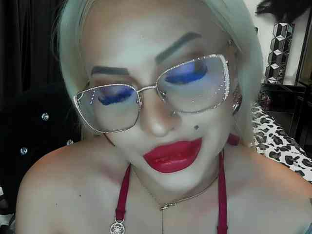lovelyblondyx webcam