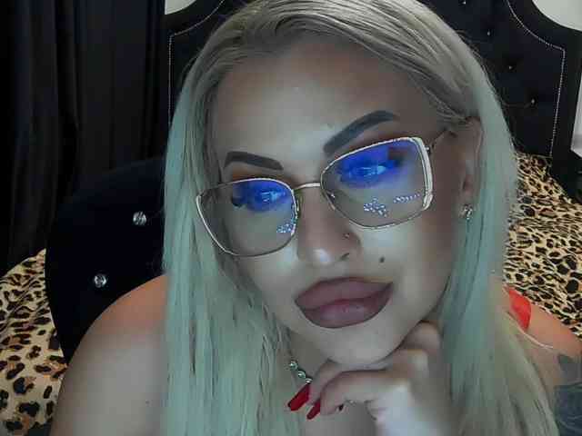lovelyblondyx webcam