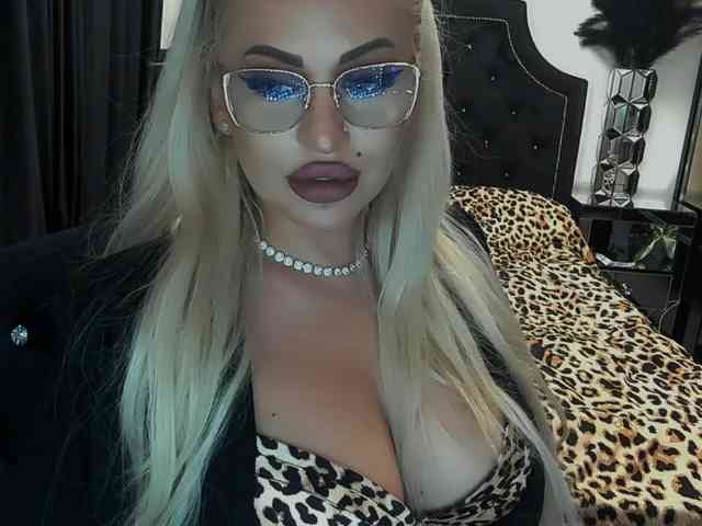 lovelyblondyx webcam