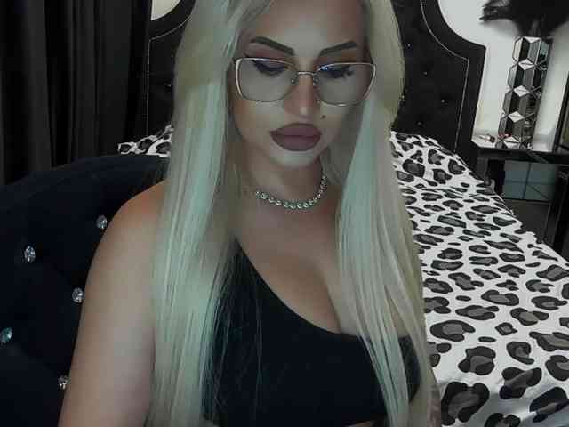 lovelyblondyx webcam