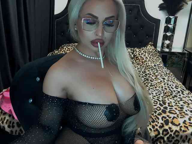 lovelyblondyx webcam