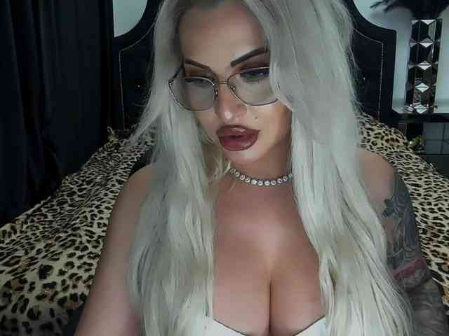 lovelyblondyx webcam