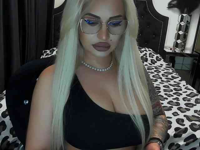 lovelyblondyx webcam