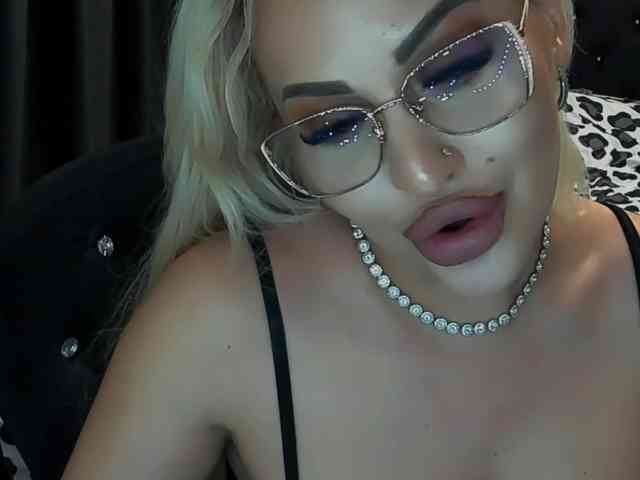 lovelyblondyx webcam