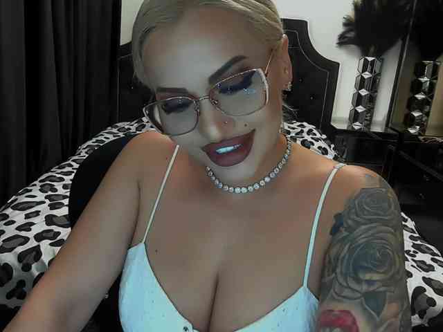 lovelyblondyx webcam
