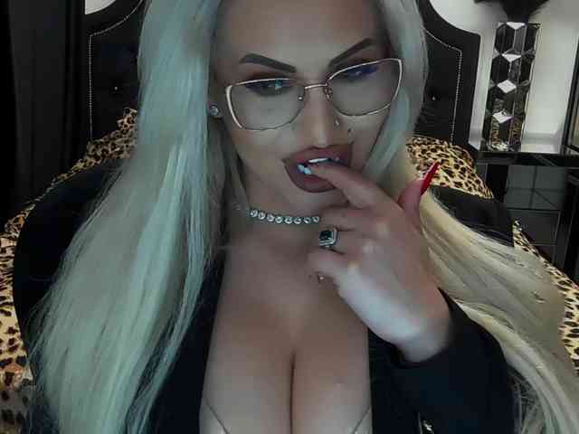 lovelyblondyx webcam
