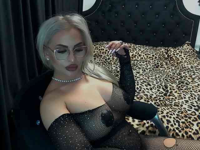 lovelyblondyx webcam