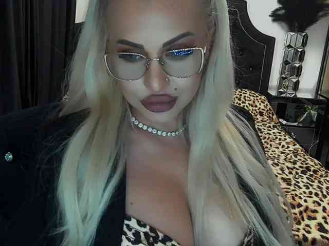 lovelyblondyx webcam