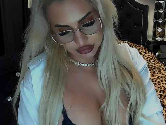 lovelyblondyx webcam