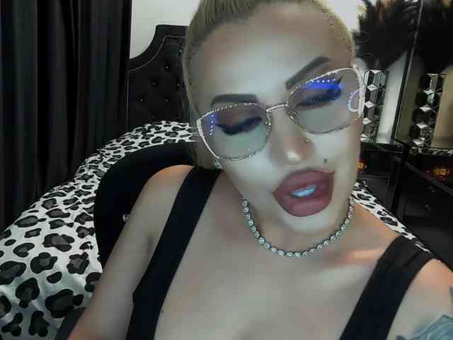 lovelyblondyx webcam