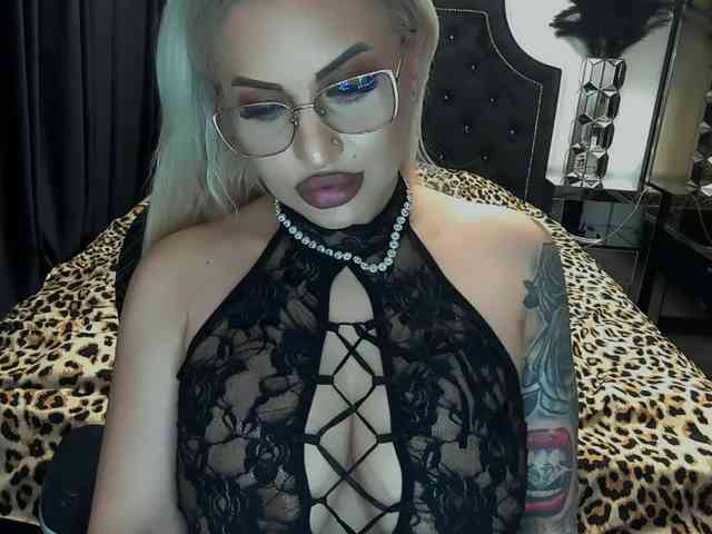 lovelyblondyx webcam