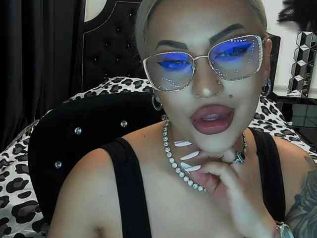 lovelyblondyx