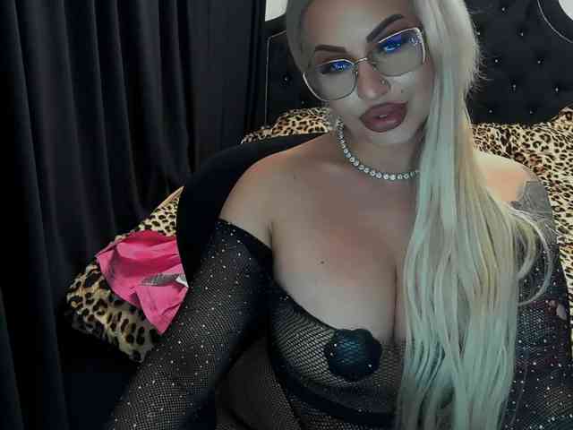 lovelyblondyx webcam