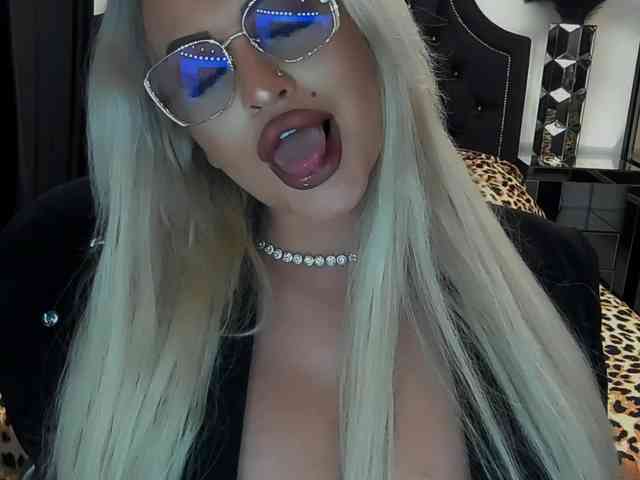 lovelyblondyx webcam