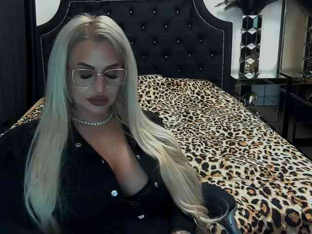 lovelyblondyx webcam