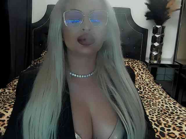 lovelyblondyx webcam