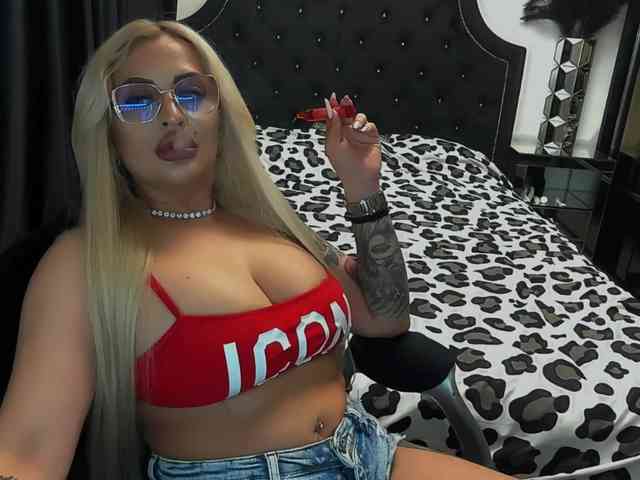 lovelyblondyx webcam